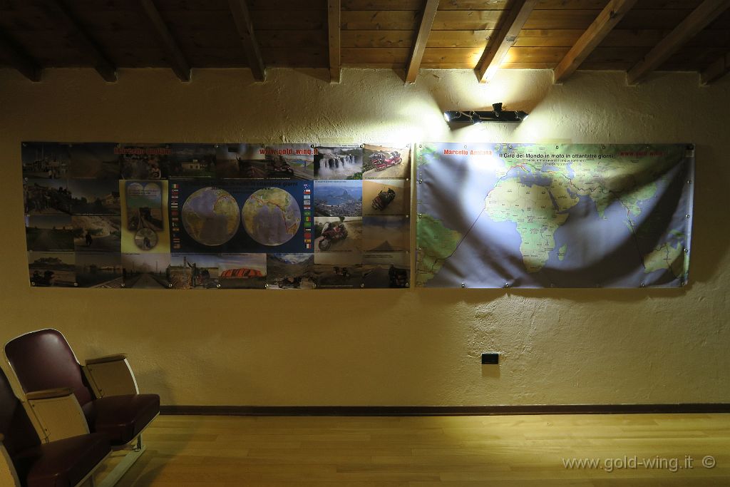IMG_0150.JPG - La sala: "Il Giro del Mondo in moto in ottantatrè giorni"