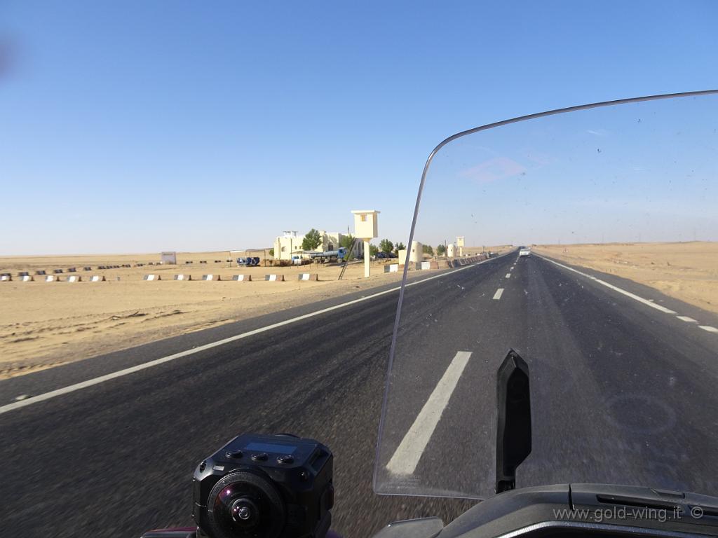 DSC00564.JPG - 270 km di deserto tra Assuan e Abu Simbel