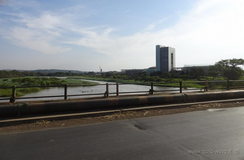 DSC01347.jpg - Presso la costa sud del lago Tana, a Bahar Dar, a 1.788 m di quota, il Nilo Azzurro esce dal lago, ricco d'acqua per le abbondanti piogge sugli altipiani etiopici, e, dopo un ampio giro, si dirige verso il Sudan. Il ponte sul fiume