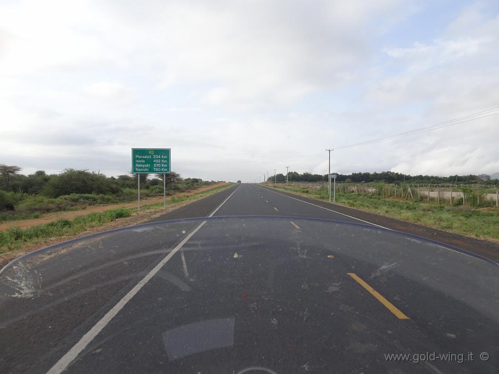 DSC01730.JPG - Nairobi è a meno di 800 km: quasi quasi, se la strada è così buona...
