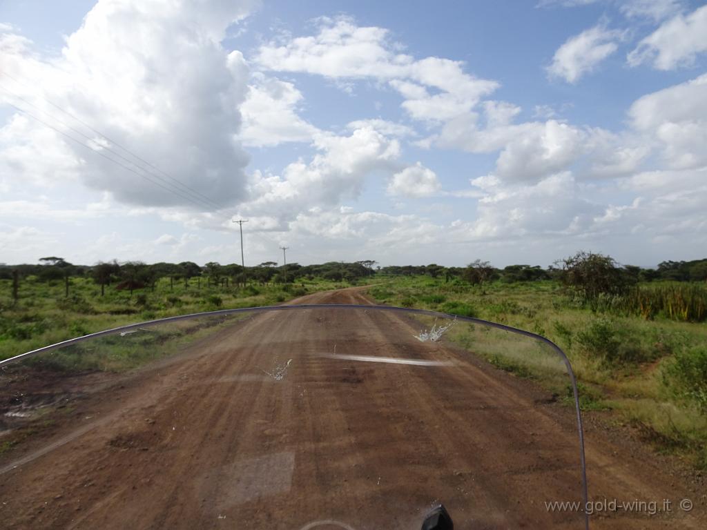 DSC02049.JPG - Strada per il Parco Nazionale di Amboseli