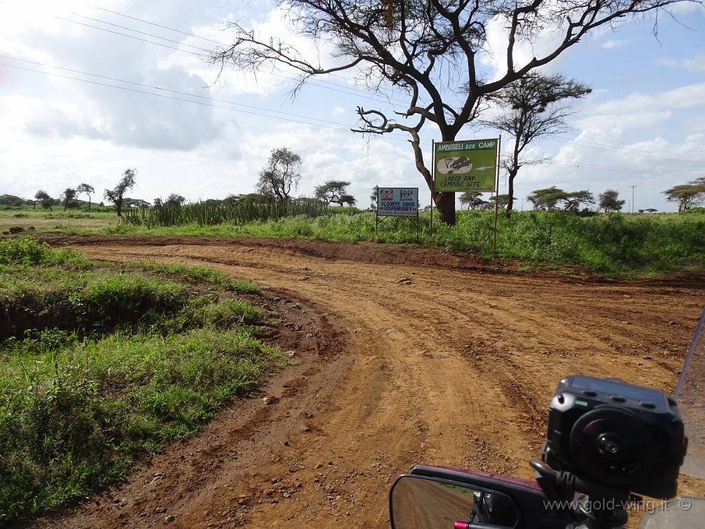 DSC02051.JPG - Strada per il Parco Nazionale di Amboseli: campeggio