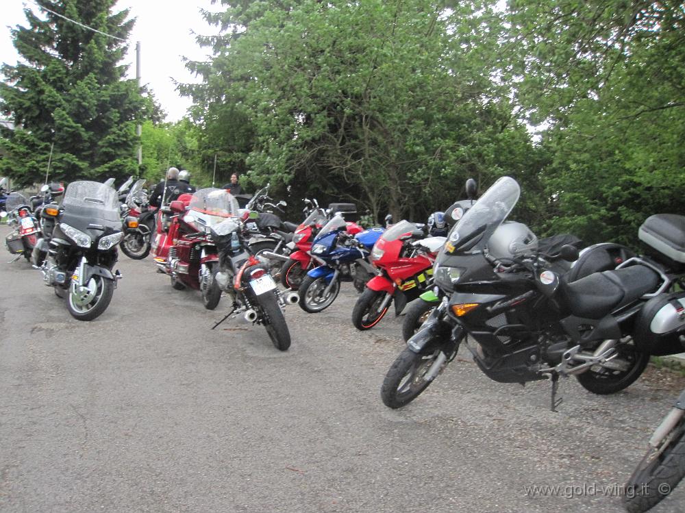 IMG_0248.JPG - Le moto aspettano sotto la pioggia