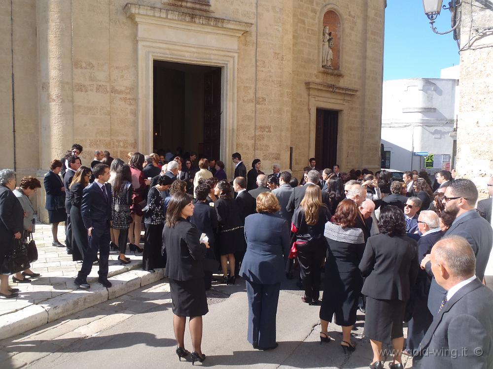 PA230024.JPG - Dopo il matrimonio: in attesa che gli sposi escano dalla chiesa