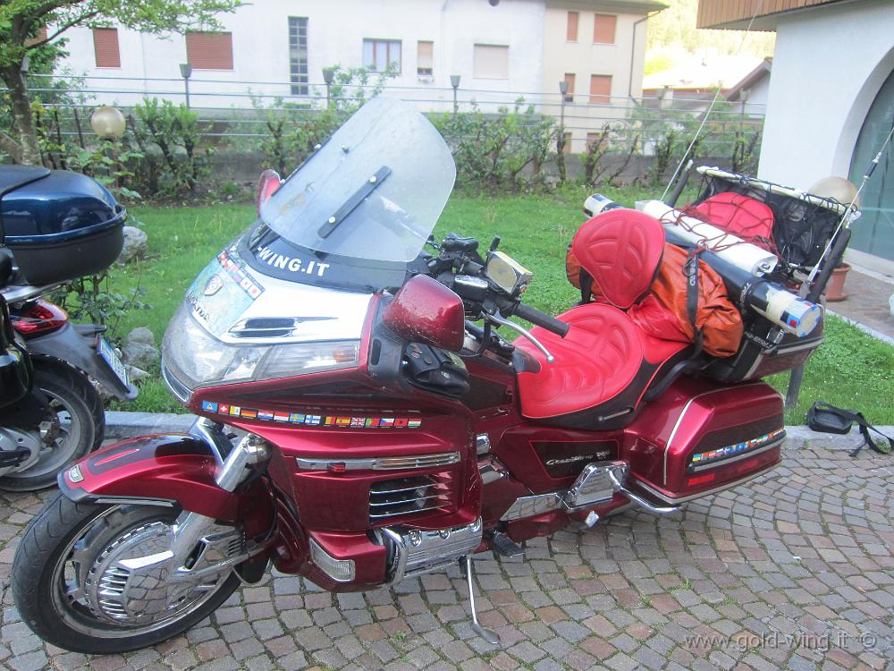 IMG_0011.JPG - Arta Terme, Hotel Gortani. Le moto ancora carica dei bagagli
