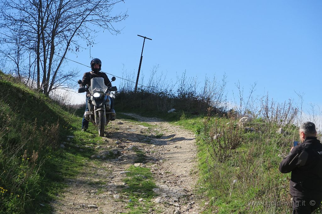 IMG_0046.JPG - Qualche moto prova a percorrere il sentiero, ma è maglio farlo a piedi