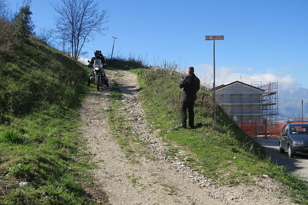 IMG_0047.JPG - Qualche moto prova a percorrere il sentiero, ma è maglio farlo a piedi