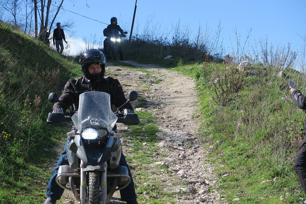 IMG_0048.JPG - Qualche moto prova a percorrere il sentiero, ma è maglio farlo a piedi