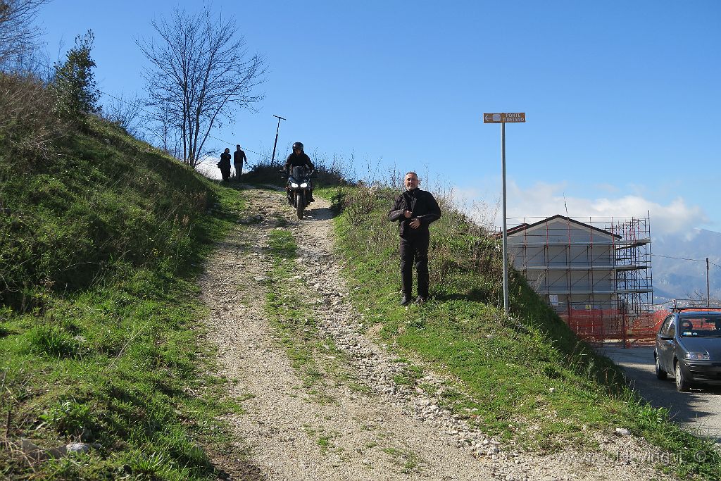 IMG_0049.JPG - Qualche moto prova a percorrere il sentiero, ma è maglio farlo a piedi