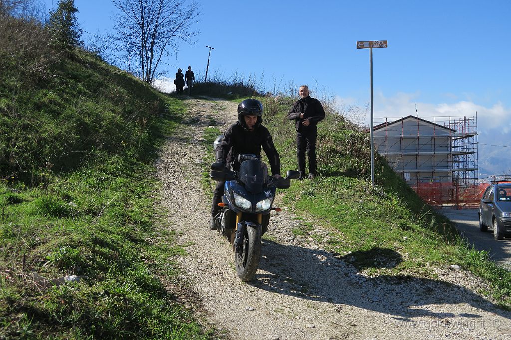 IMG_0050.JPG - Qualche moto prova a percorrere il sentiero, ma è maglio farlo a piedi