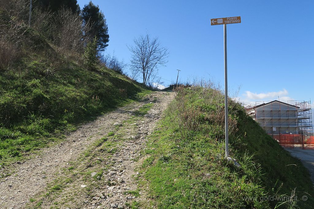 IMG_0056.JPG - Laviano (SA): salita per il ponte tibetano