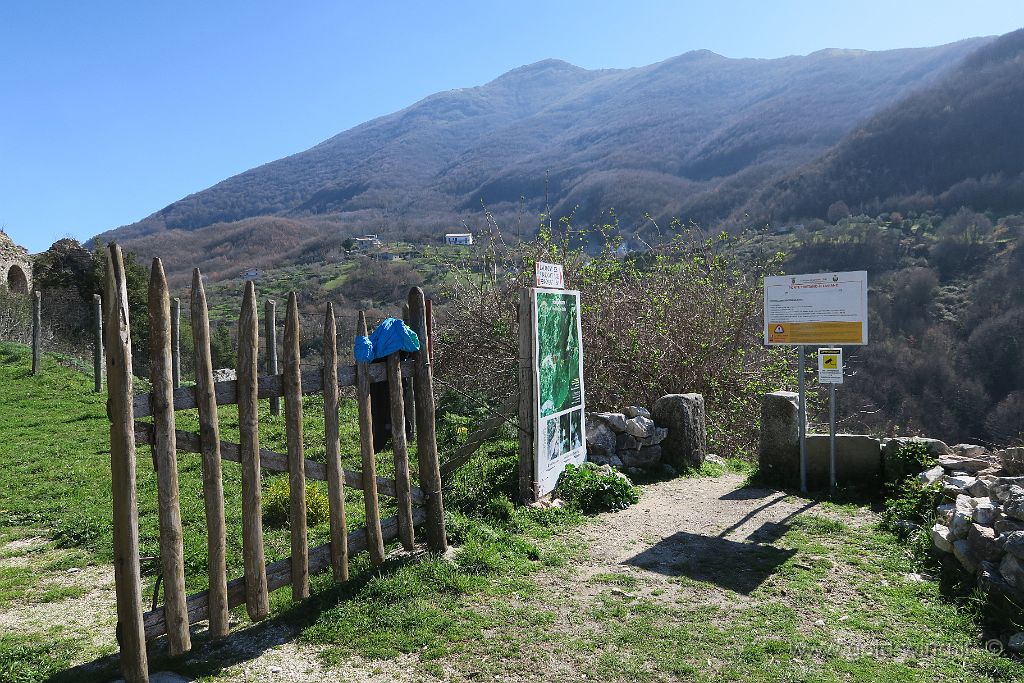 IMG_0066.JPG - Laviano: presso il castello, sul sentiero per il ponte tibetano