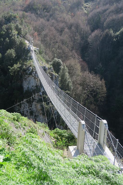 IMG_0078.JPG - Laviano (SA): il ponte tibetano
