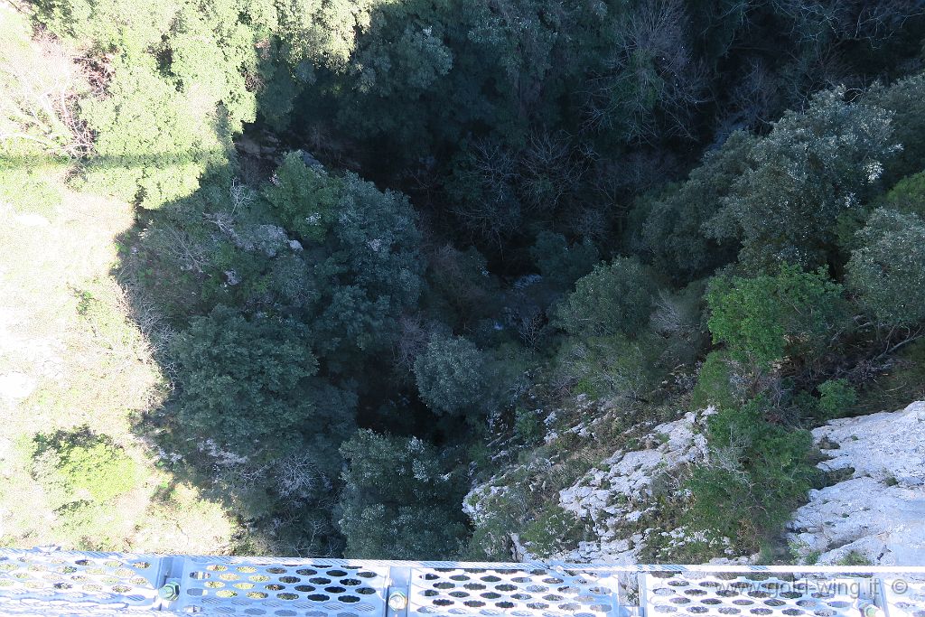 IMG_0092.JPG - Laviano (SA): vista del burrone dal ponte tibetano