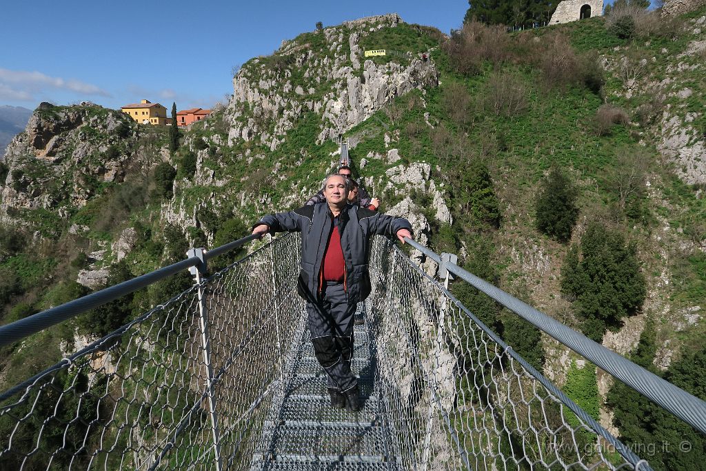 IMG_0093.JPG - Laviano (SA): sul ponte tibetano