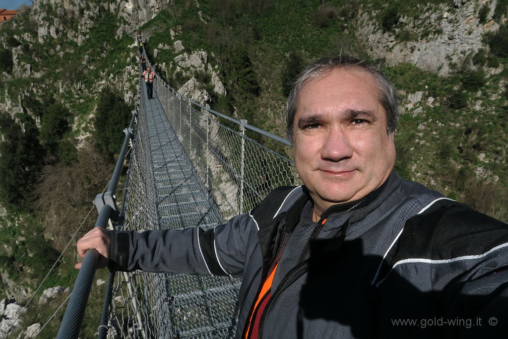 IMG_0104.JPG - Laviano (SA): sul ponte tibetano