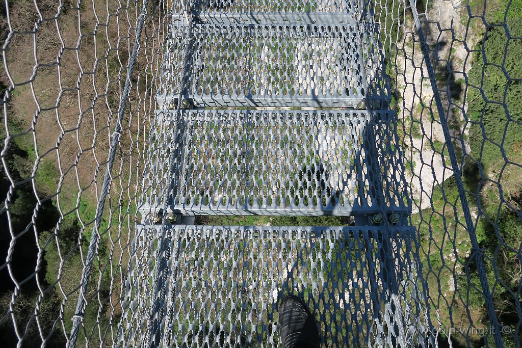 IMG_0112.JPG - Laviano (SA), il ponte tibetano: il fondo del ponte...