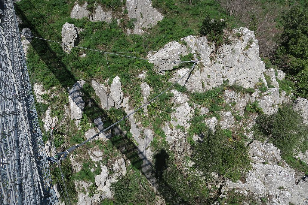 IMG_0124.JPG - Laviano (SA), ponte tibetano: gli ancoraggi nella roccia