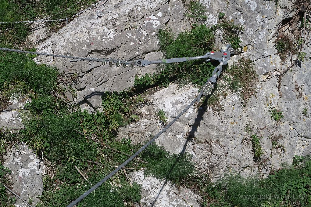 IMG_0125.JPG - Laviano (SA), ponte tibetano: particolare degli ancoraggi nella roccia