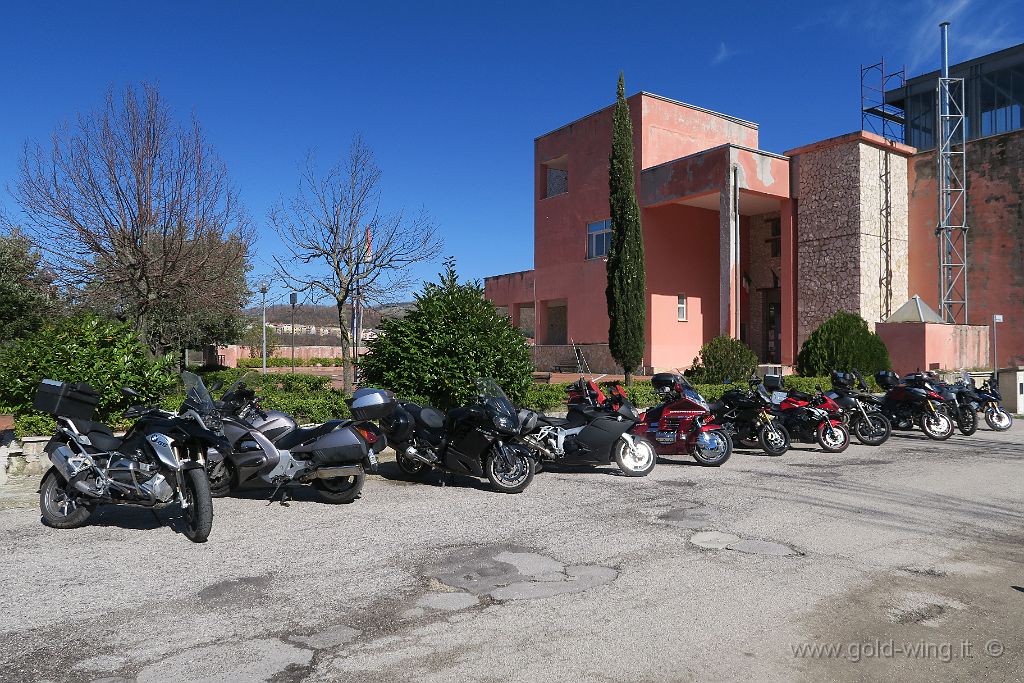 IMG_0140.JPG - Laviano (SA): le moto parcheggiate
