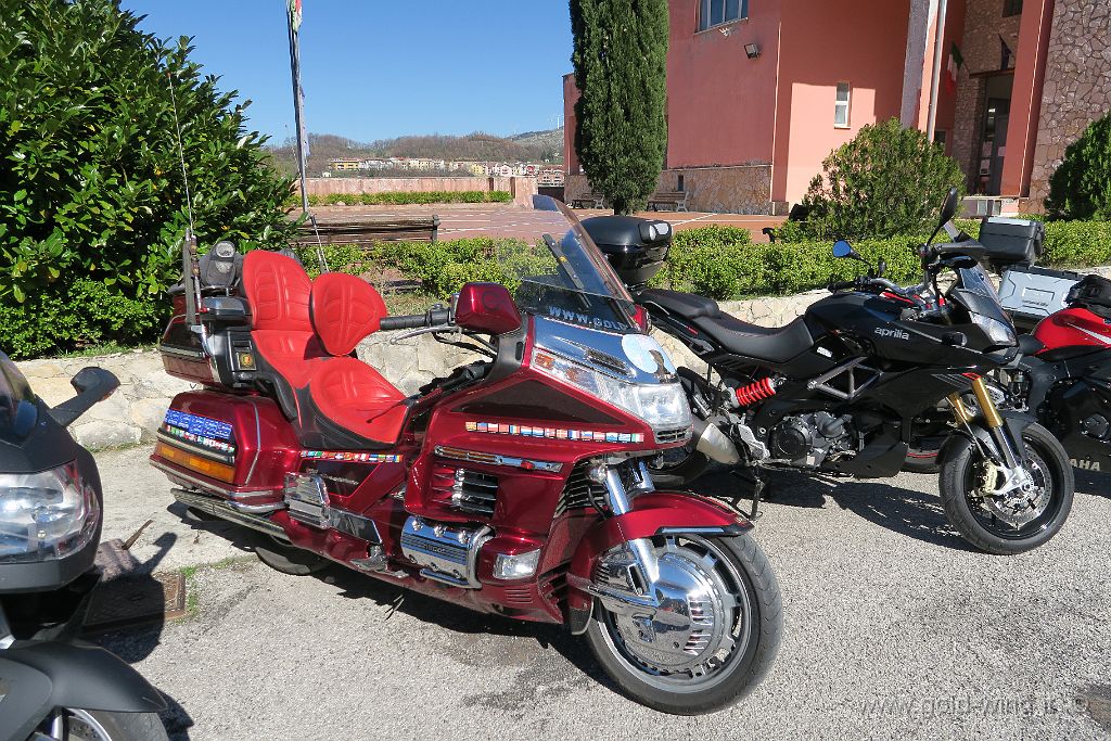 IMG_0141.JPG - Laviano (SA): le moto parcheggiate