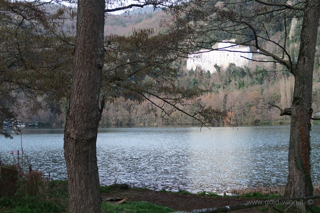 IMG_0180.JPG - Laghi di Monticchio (PZ): l'abbazia di San Michele, sul lago piccolo
