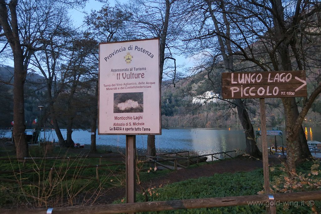 IMG_0184.JPG - Laghi di Monticchio (PZ): il lago piccolo (sullo sfondo, l'Abbazia di San Michele)