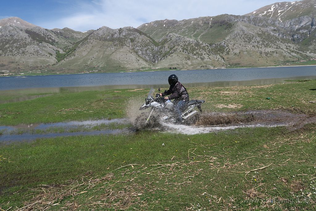 IMG_0112.JPG - Lago del Matese: Luciano attraversa le acque...