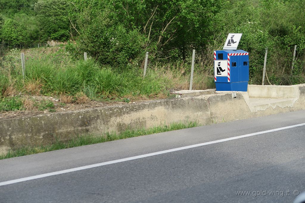 IMG_0180.JPG - Uno dei tanti autovelox fissi tra Telese e Benevento, funzionanti, col limite a 60 km/h
