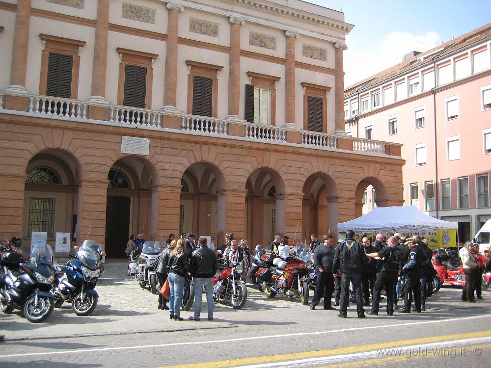 IMG_0246.JPG - Piazza Guidazzi piena di Gold Wing