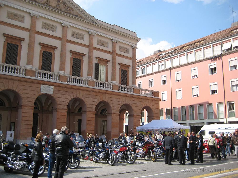 IMG_0248.JPG - Piazza Guidazzi piena di Gold Wing