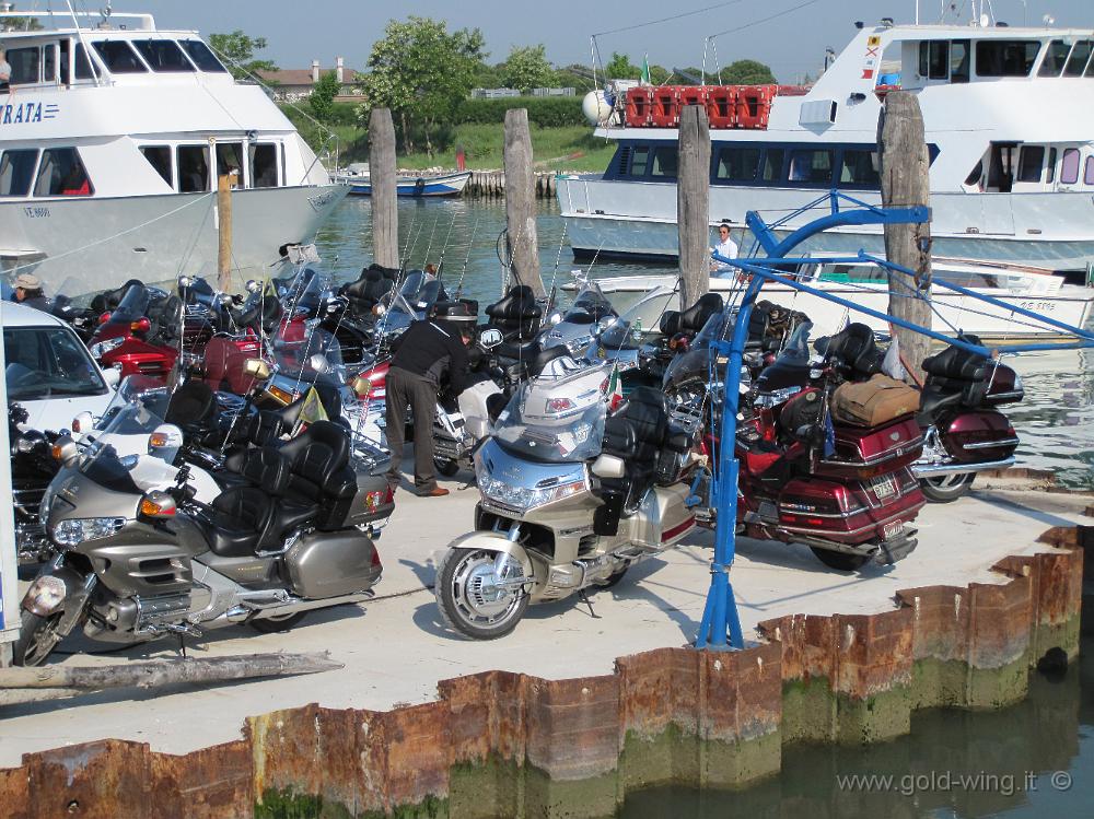 IMG_0157.JPG - Cavallino-Treporti: le moto parcheggiate durante la gita in barca