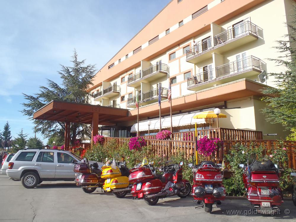 P9050245.JPG - Ovindoli (AQ): le moto parcheggiate davanti all'albergo