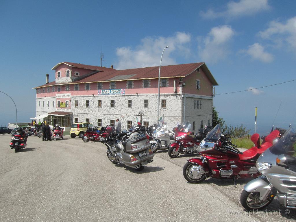 IMG_0203.JPG - Sosta al bar, a quota m 1.650