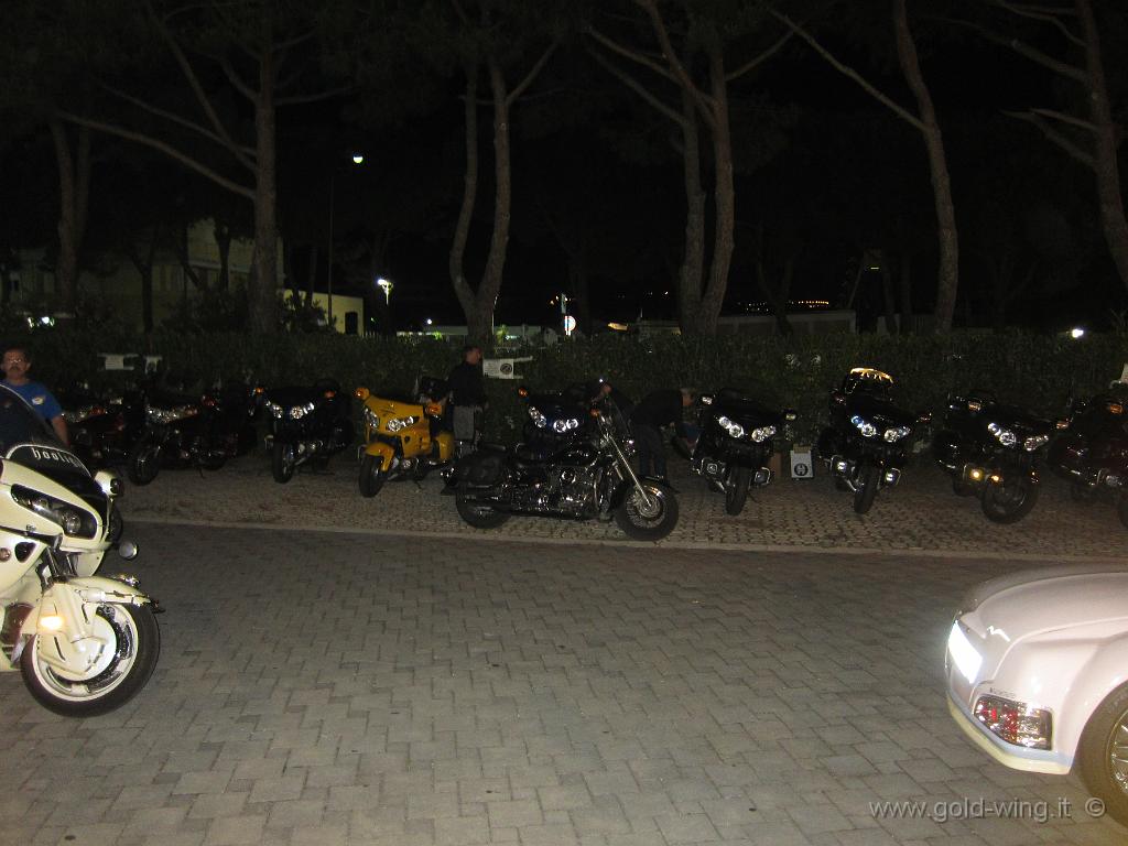 IMG_0599.JPG - Le moto parcheggiate fuori del ristorante