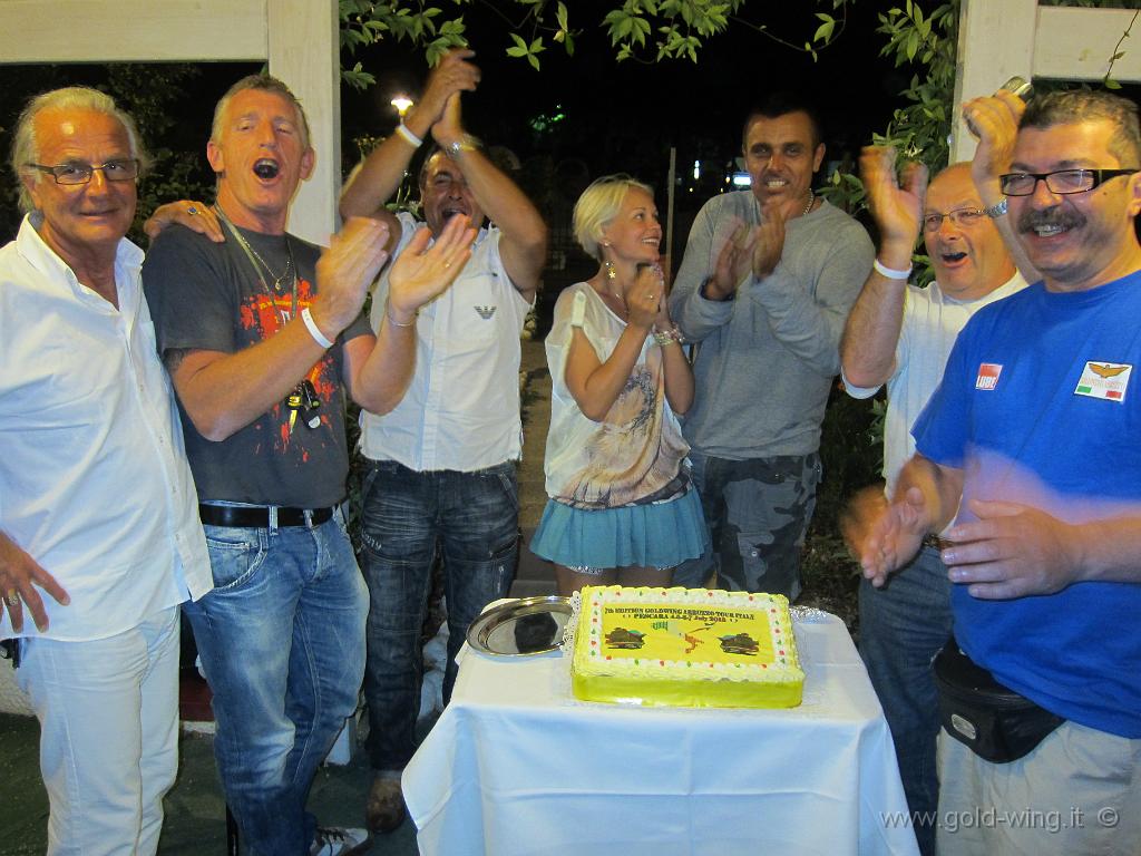 IMG_0544.JPG - Taglio della torta, ad opera degli stranieri (Ucraina, Francia, Belgio, Malta)