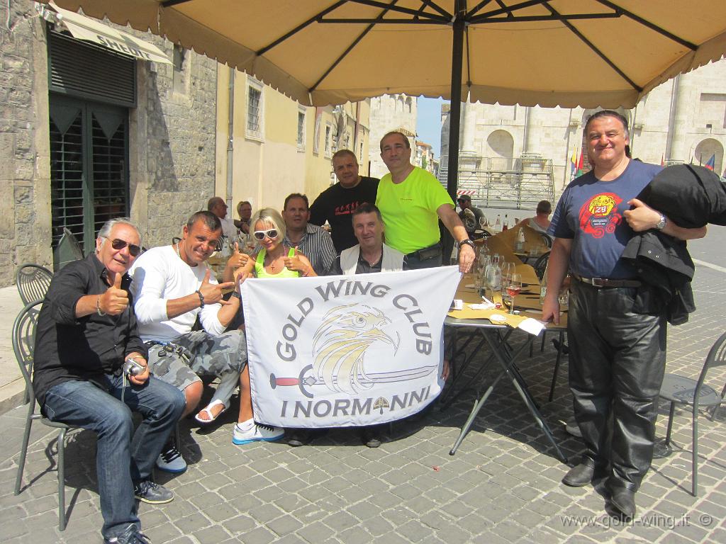 IMG_0727.JPG - Ascoli, piazza del Municipio: Gold Wing Club i Normanni