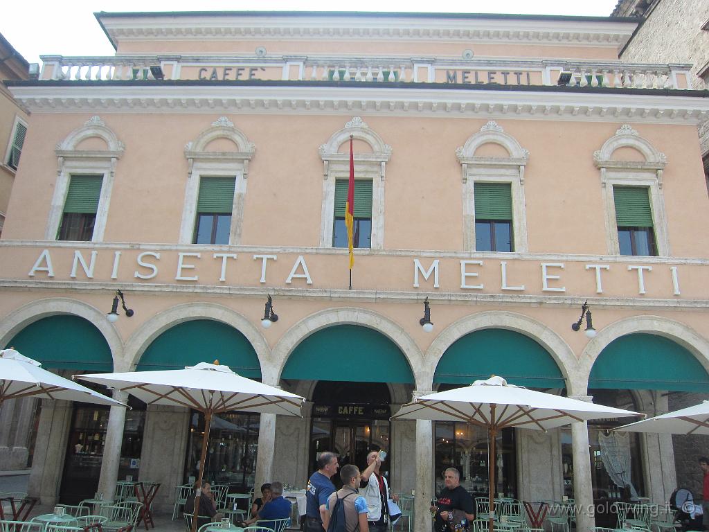 IMG_0736.JPG - Lo storico Caffè Meletti, in Piazza del Popolo