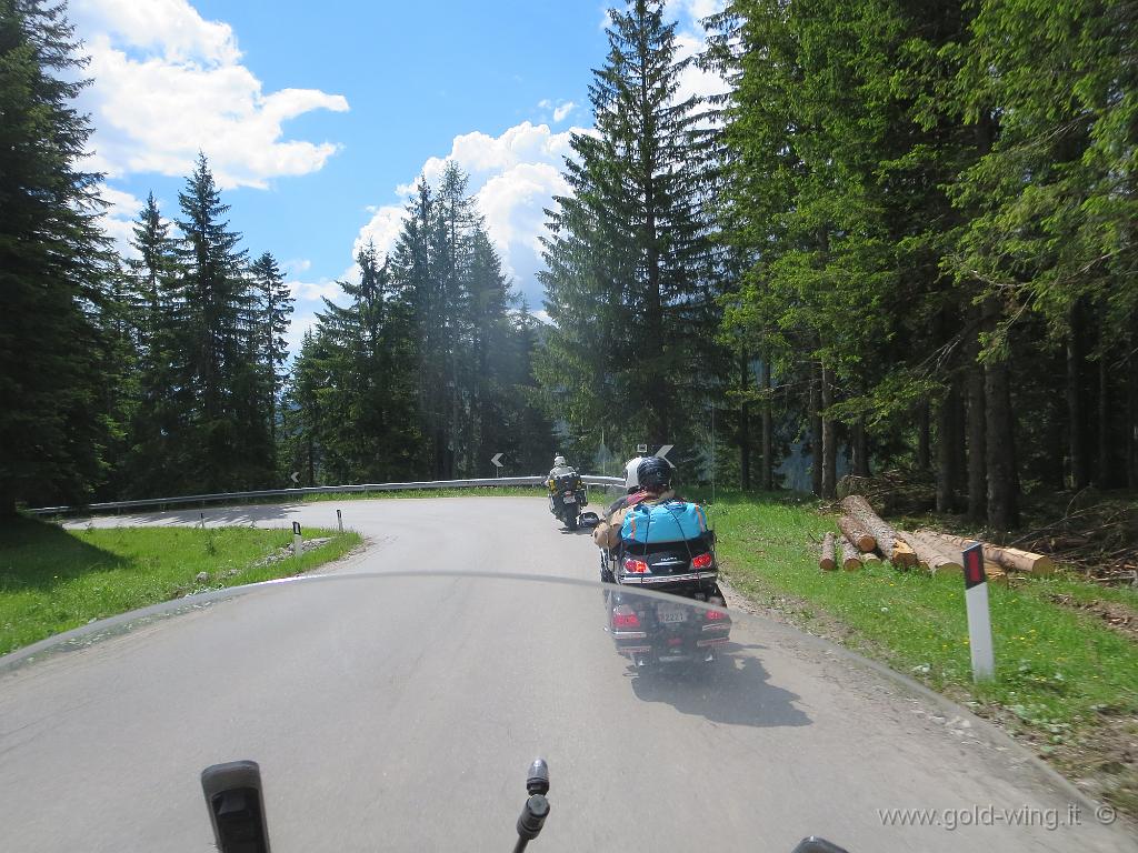 IMG_0151.JPG - Discesa dal passo Falzarego (m 2.105) (BL)
