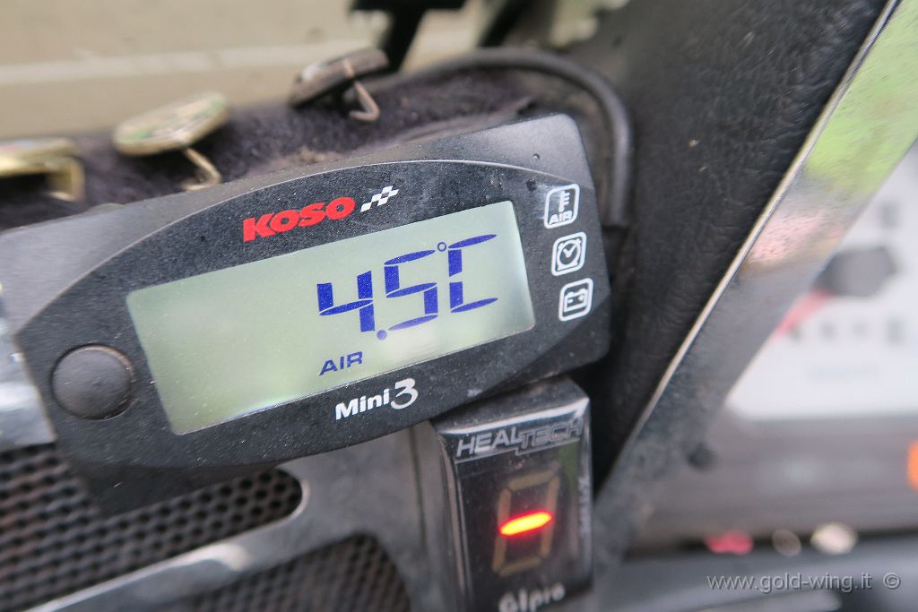 IMG_0045.JPG - Ha appena grandinato sul valico, la temperatrura è ancora bassa: 4,5°