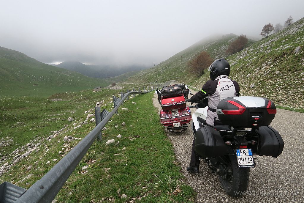 IMG_0047.JPG - Dopo il valico, si scende verso Campitello Matese (CB): qui quota m 1.570