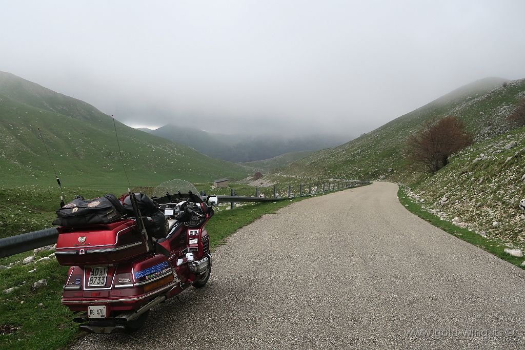 IMG_0050.JPG - Dopo il valico, si scende verso Campitello Matese (CB): qui quota m 1.570