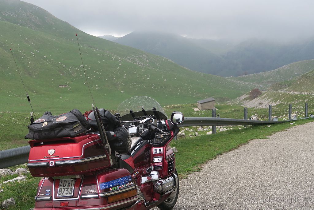 IMG_0051.JPG - Dopo il valico, si scende verso Campitello Matese (CB): qui quota m 1.570