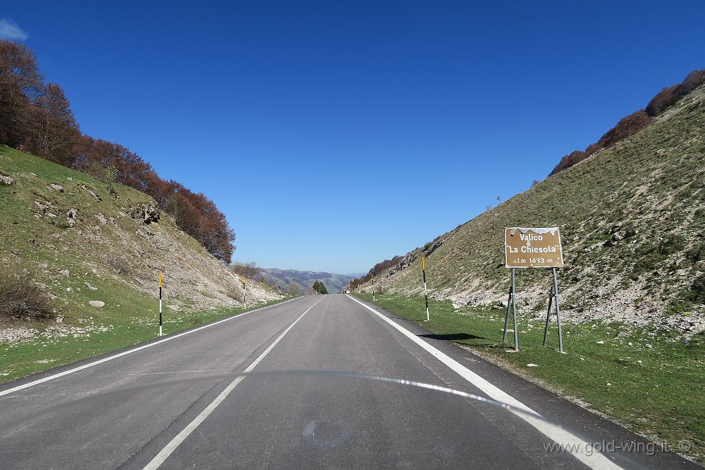 IMG_0116.JPG - Tra Campo Felice e Tornimparte (AQ): valico La Chiesola (m 1.633)