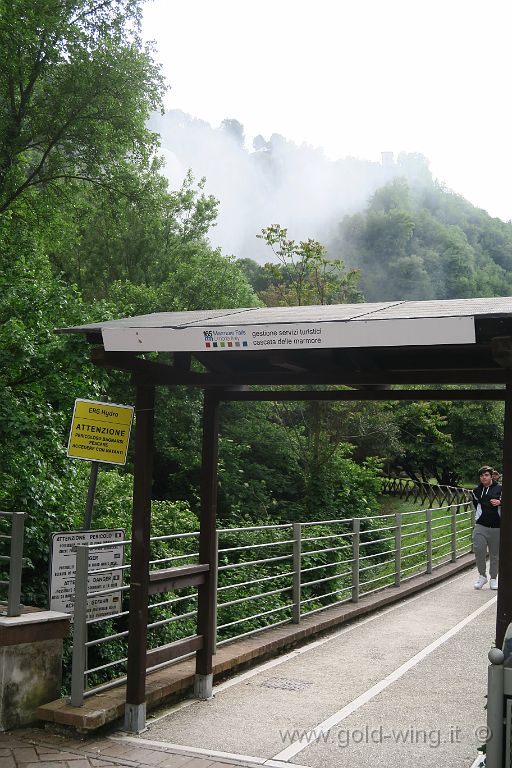 IMG_0232.JPG - Cascata delle Marmore (Terni), altezza m 165: oltre questo punto... si paga