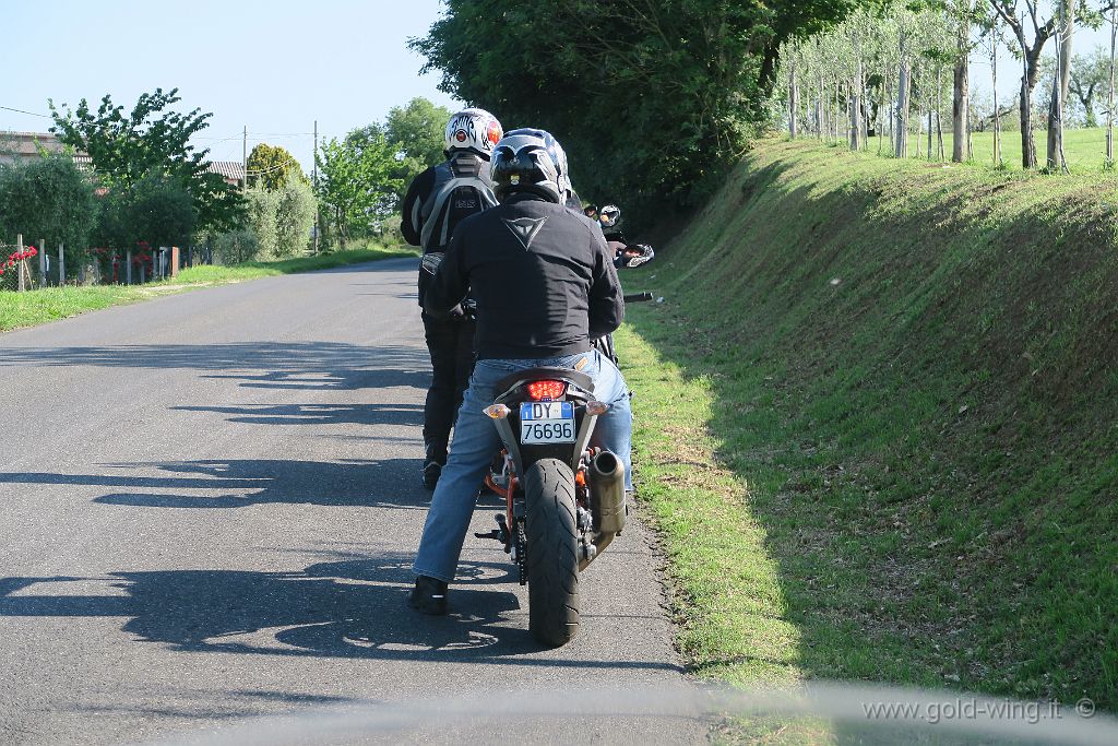 IMG_0316.JPG - Finalmente siamo usciti tutti (21 moto, 25 motociclisti) dal Borgo Noci Querceto: enzorock (ktm 690) davanti a me