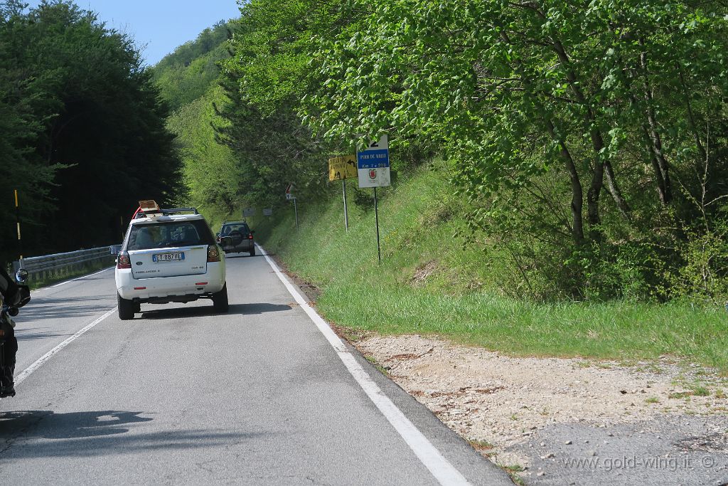 IMG_0394.JPG - Salita al Terminillo: l'auto che ha quasi buttato fuori strada uno di noi