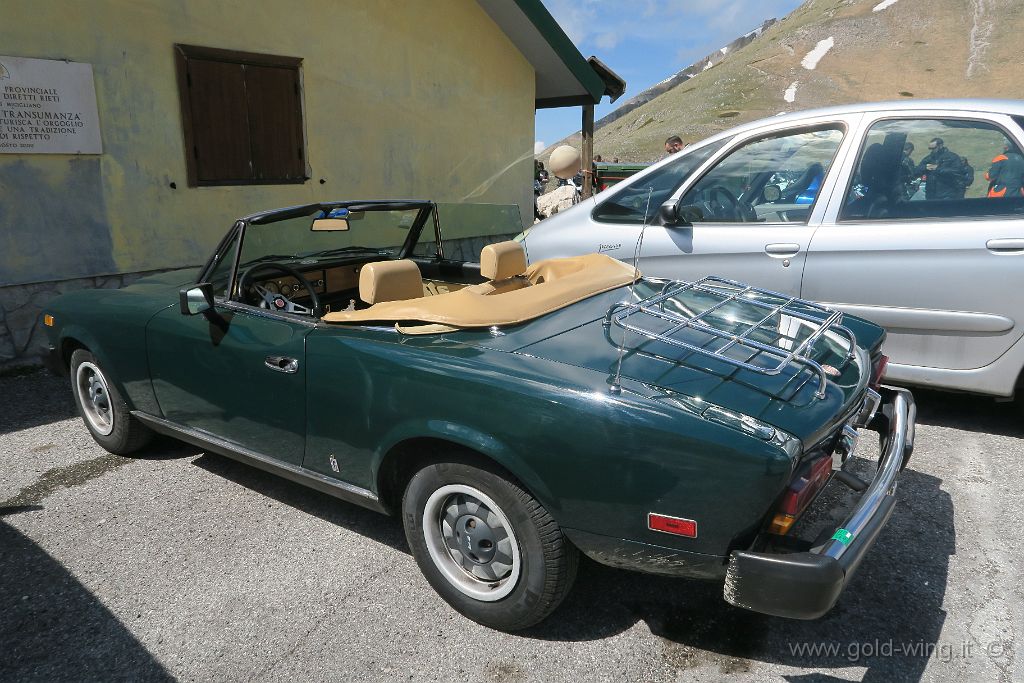 IMG_0456.JPG - Rifugio Angelo Sebastiani: auto d'epoca