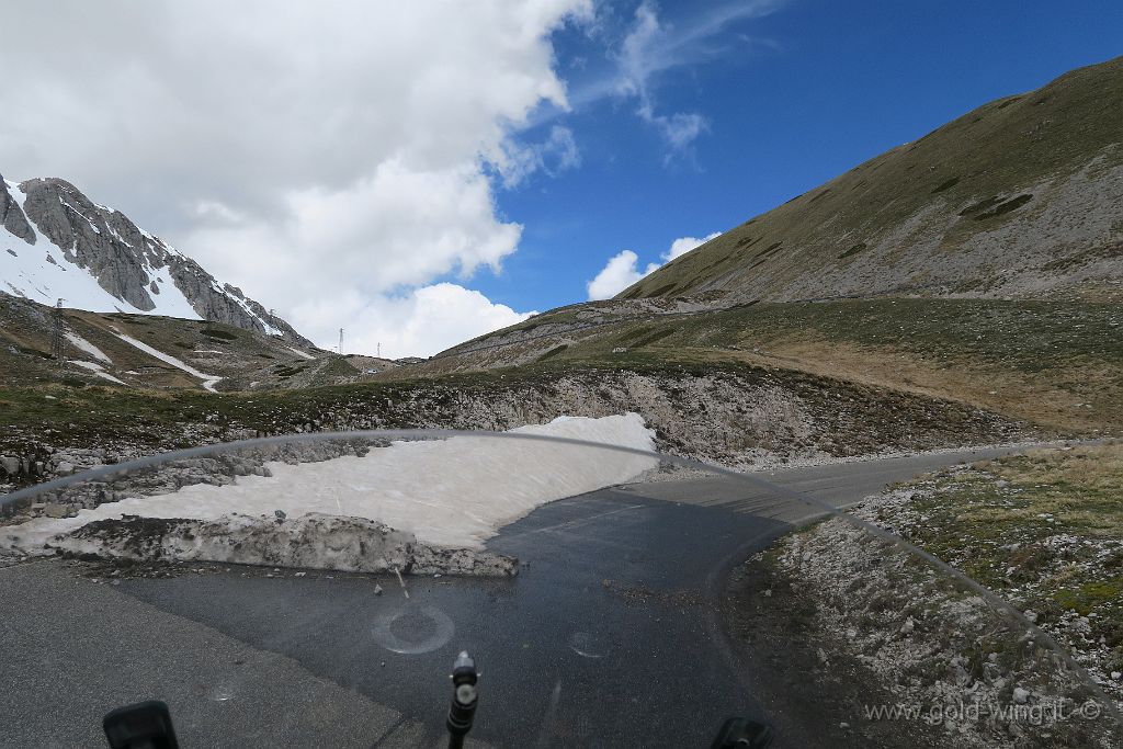 IMG_0488.JPG - Tra il rifugio Angelo Sebastiani (m 1.820) e la Sella di Leonessa (m 1.890)