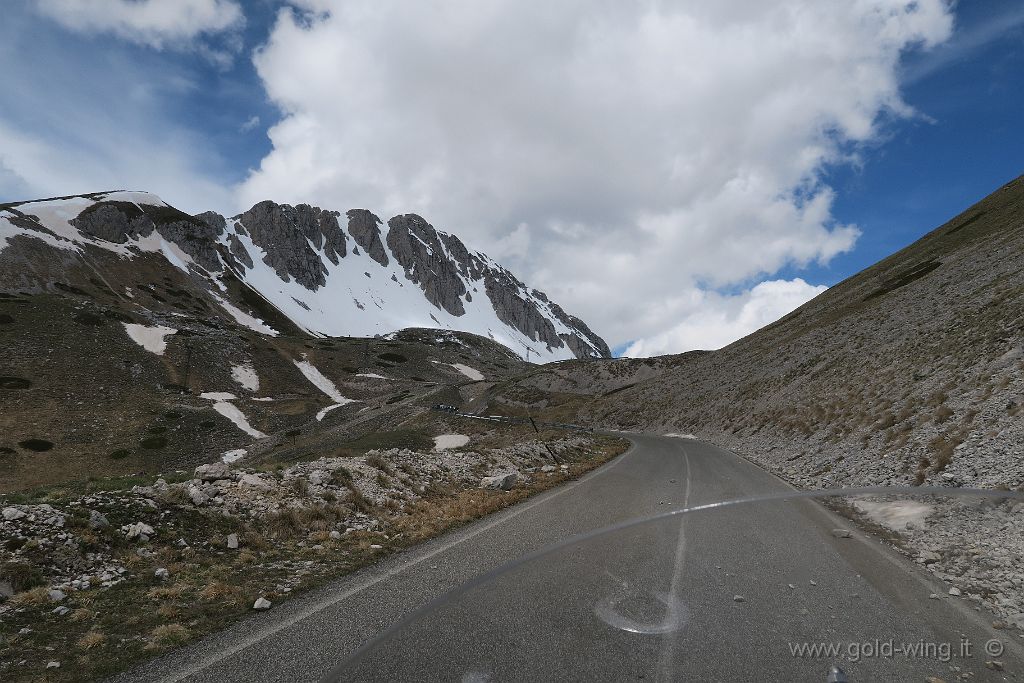 IMG_0491.JPG - Tra il rifugio Angelo Sebastiani (m 1.820) e la Sella di Leonessa (m 1.890)